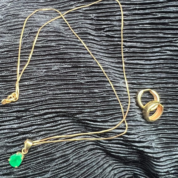 Gold 18k earrings and necklace with emerald.